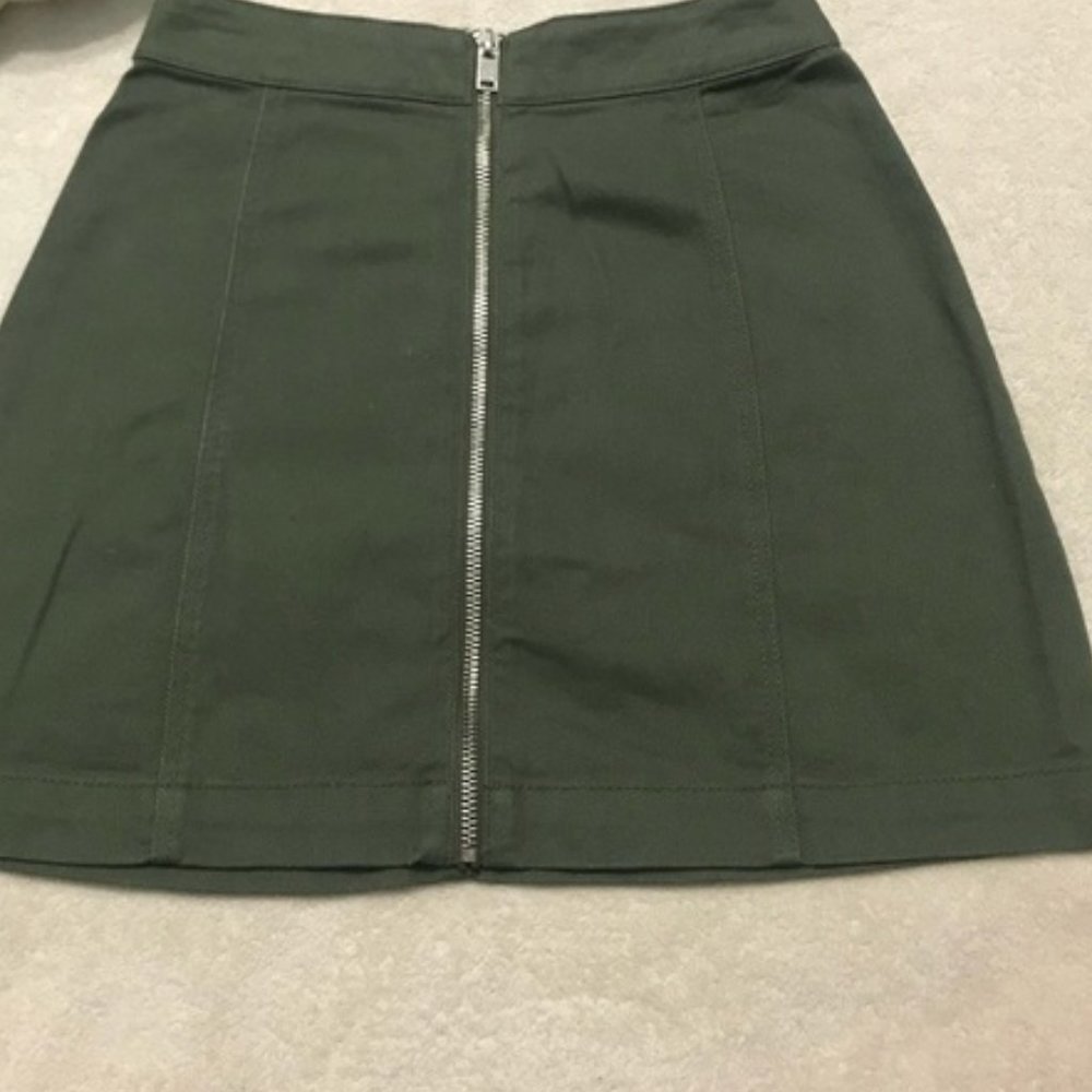 H&M DIVIDED GREEN MINI ZIPPER SKIRT SIZE 2